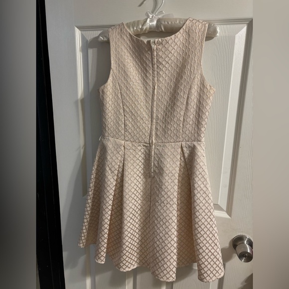 Elegant Cream Sleeveless Dress - Picture 2 of 2